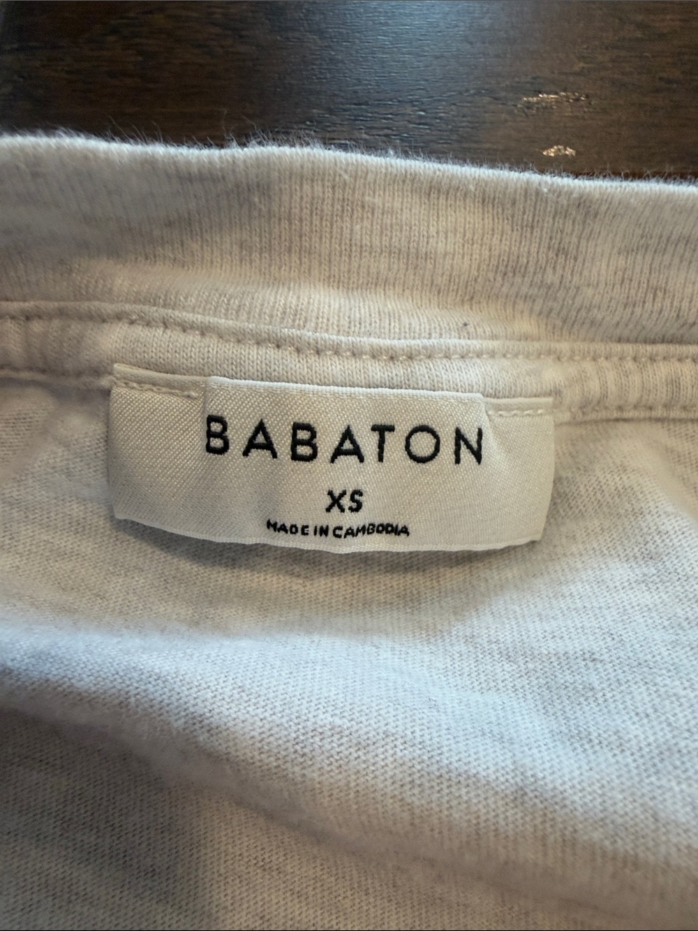 Aritzia Babaton Padded Shoulders V-Neck Top Light Gray XS C27-090 - Picture 2 of 6